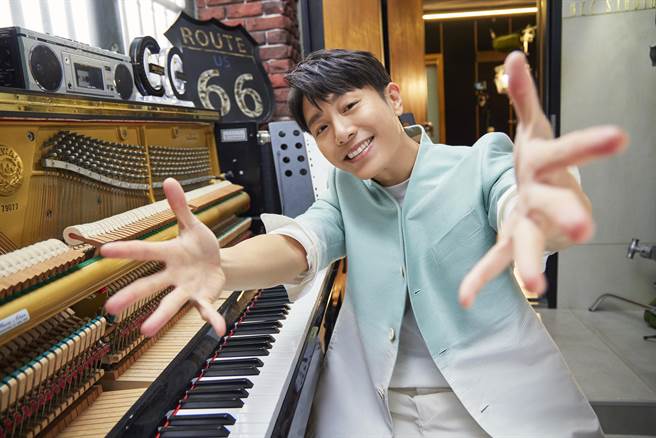 韦礼安为牙膏品牌广告歌重新编谱填词。（DARLIE好来提供）