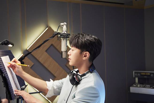 韦礼安为牙膏品牌广告歌重新编谱填词。（DARLIE好来提供）