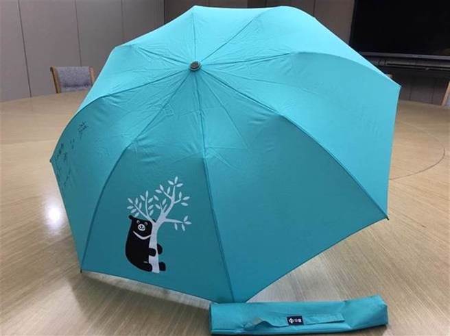 中钢2017年股东会纪念品黑熊伞，曾引爆股东抢换热潮。（图／中钢提供）