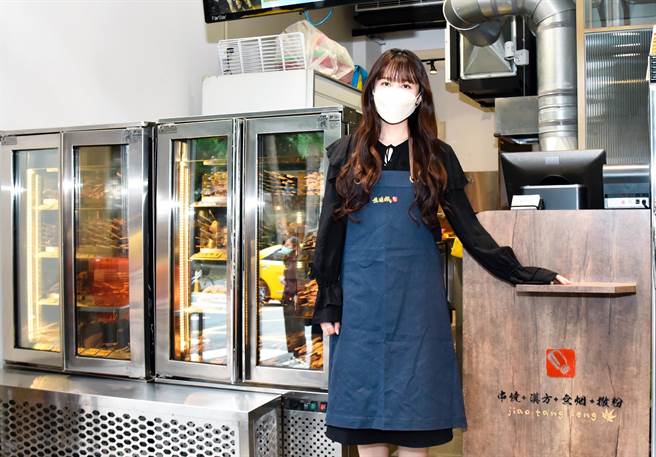 琳誼擔任串燒連鎖店一日店長。（焦糖楓提供）