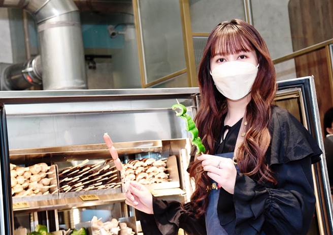 琳誼擔任串燒連鎖店一日店長。（焦糖楓提供）