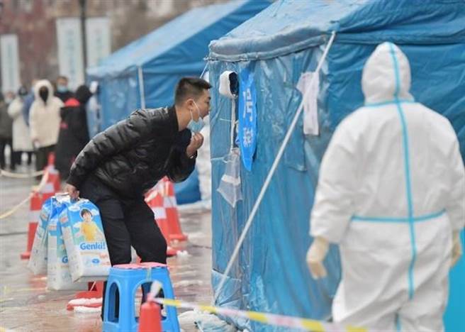 大陆国务院副总理刘鹤今（18日）指出，要求改善物流从业人员工作生活条件，并给予延期还贷等金融支持，核酸检测结果48小时内全大陆互认，实行「即採、即走、即追」闭环管理，不得以等待核酸结果为由限制通行。（中新社）