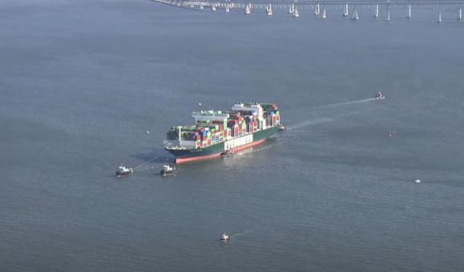 （长荣「长程轮」成功脱困。图／撷取美国当地WBAL-TV 11 Baltimore的现场直播）