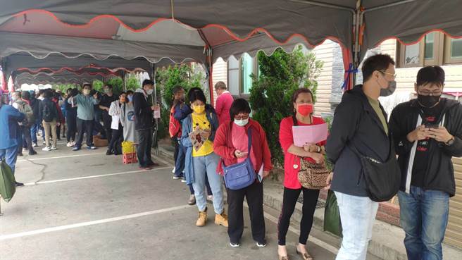 拱天宮18日開放民眾報名進香，今天一早湧現報名人潮。（李京昇攝）