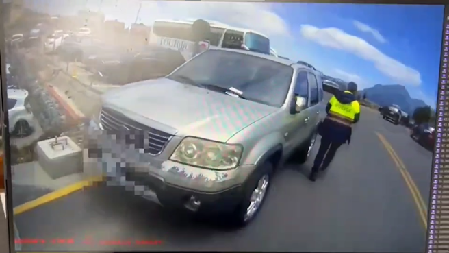 合歡山花季登場，一輛銀色休旅車上周末違規停在彎道處，遭到警方每2小時開罰一次，共吃下6張罰單。（警方提供）