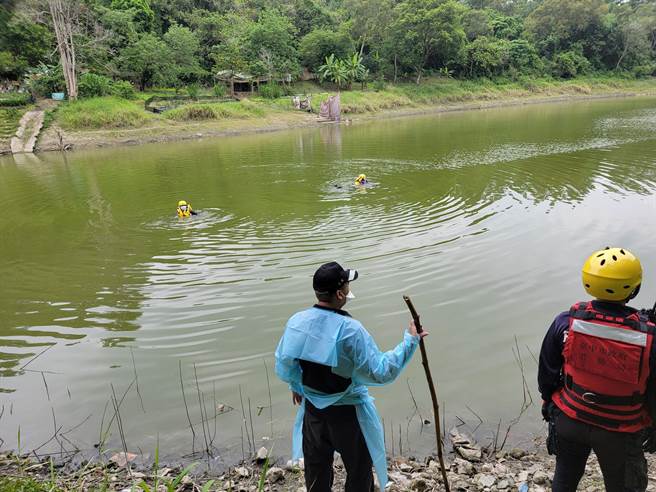 台中太平区大潭仔18日11时传出有妇人溺水意外，警消目前正在现场搜救中。（民眾提供／冯惠宜台中报导）