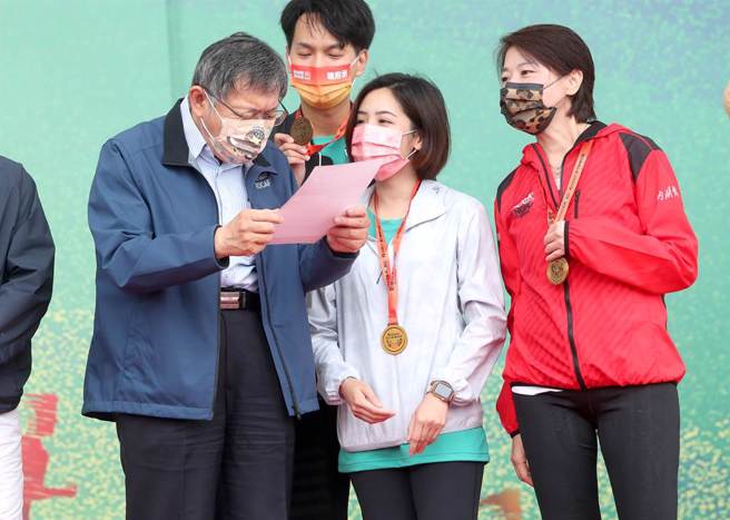 圖為台北市長柯文哲（左）與副市長黃珊珊（右）17日出席台北科技盃愛地球公益路跑活動。（鄭任南攝）
