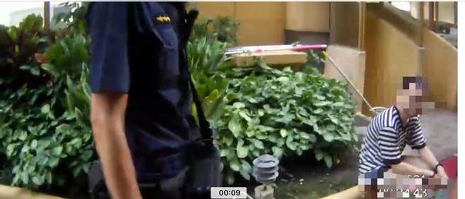 廖姓男子（右）因為不滿吳姓女鄰居，去年9月1日竟然持刀重傷吳女。（本報資料照片）