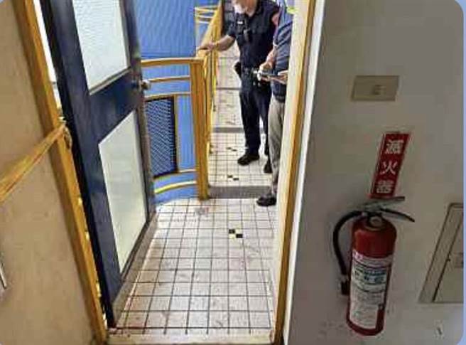 廖姓男子因為不滿吳姓女鄰居，去年9月1日竟然持刀重傷吳女，楠梓警方獲報到場採證。（本報資料照片）