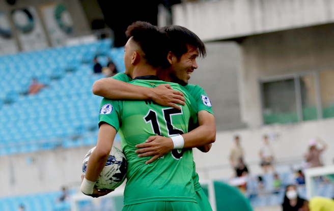 台電詹哲淵進球後擁抱送出助攻的溫智豪。（中華足協提供）