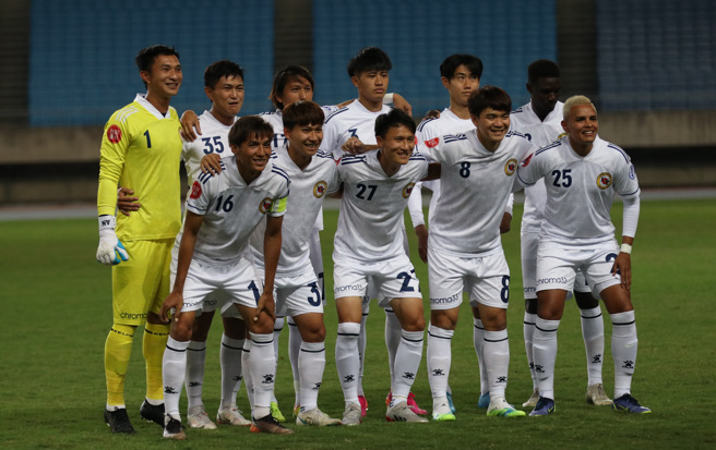 老牌勁旅北市大同變身為台灣石虎，企甲新球季開幕戰先發11人於賽前合照。（中華足協提供）