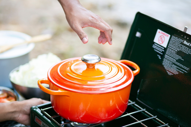 珐琅铸铁锅五彩缤纷又储热 专家揭超实用防锈撇步。(示意图/Shutterstock)