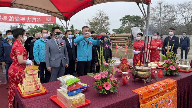杨镇浯县长等人遵循古礼，祈祝工程顺利进行，往绿能「低碳岛」目标再向前迈开一大步。（台电提供）