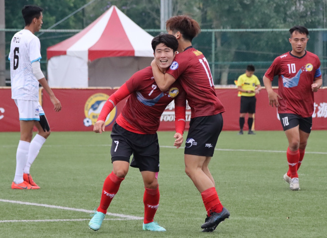 韓國射手朱益成（左二）重返航源FC，首戰對銘傳大學就攻入兩球。（中華足協提供）
