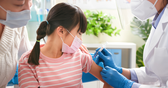6-11岁接种莫德纳 专家曝11个常见症状：发烧比例高。(示意图/Shutterstock)