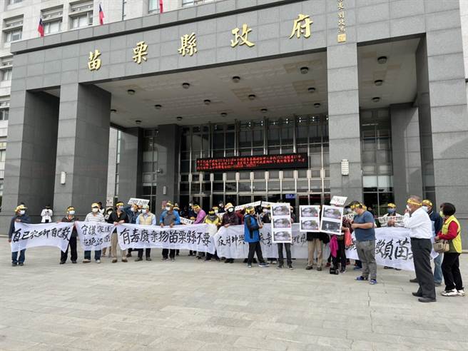 坤舆1日再提试运转计画，反坤舆自救会18日拉白布条到县府广场前抗议。（李京升摄）