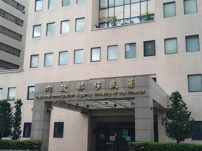 移民署為配合化政府政策，5月1日起針對人力仲介公司引進的外籍移工，全面推動網路線上申辦居留證。（移民署提供）