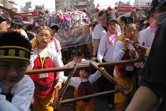 疫情延燒雲林縣北港朝天宮媽祖遶境兒童止步，改由成年人扛太子爺神轎。（本報資料照片）