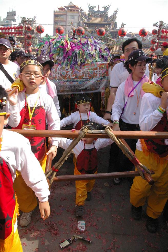 疫情延燒雲林縣北港朝天宮媽祖遶境兒童止步，改由成年人扛太子爺神轎。（本報資料照片）