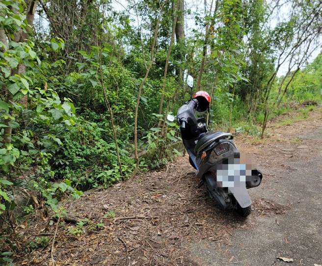 警方於台灣潭附近找到疑似婦人的機車。（民眾提供／馮惠宜台中報導）