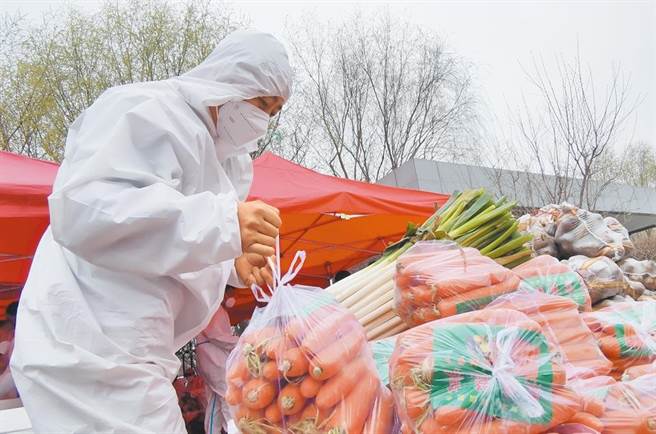 上海抗疫近期流行「以物易物」，有台籍义工在社区提议发起「物资银行」，透过网上共享文件形式互助。（新华社）