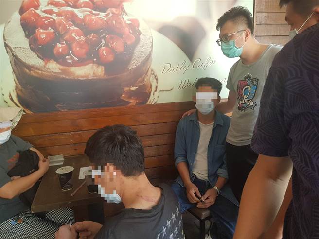 不肖子謊稱被綁架向媽媽騙贖金，與「綁匪」一起喝咖啡。（民眾提供／廖志晃南投傳真）