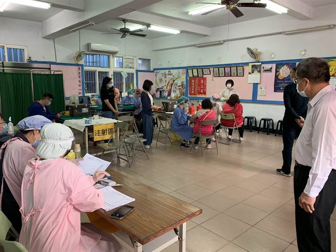 台中市政府周末加開48處快打站，18日並在北屯區4處快打站多加開1天，統計已有7萬多人來接種疫苗。第三劑疫苗覆蓋率已達57％，逼近6成。（資料照）