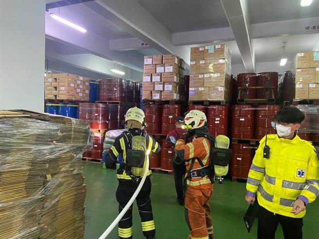 防倉儲大火憾事重演桃消防四大隊聯合企業防災演練。(消防局提供／呂筱蟬桃園傳真)