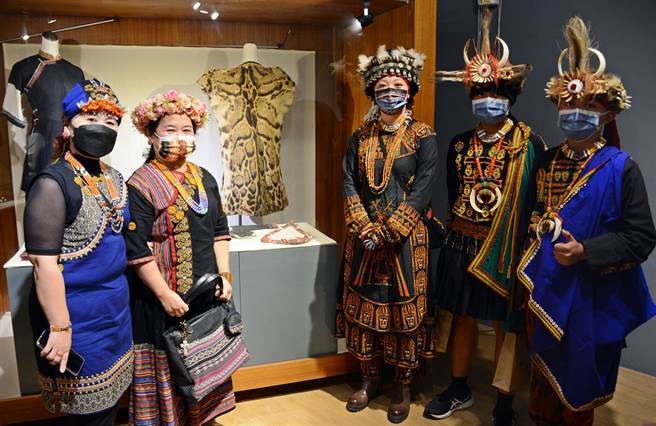 泰武乡佳兴部落头目家族提供珍贵云豹皮背心展出，让在场族人眼睛为之一亮。（林和生摄）