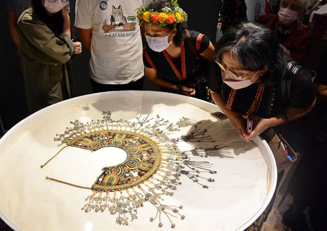 屏县府搜罗部落古老艺品举办传家宝特展，让外界近距离窥视来自斜坡上完美的工艺美学。（林和生摄）