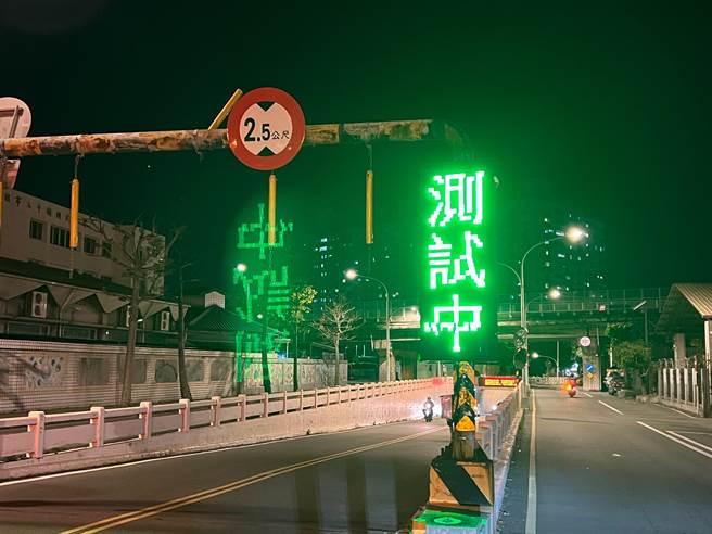 市议员黄敬平发现，市内有多处CMS看板跳针式显示系统测试中。（黄敬平提供／陈梦茹桃园传真）