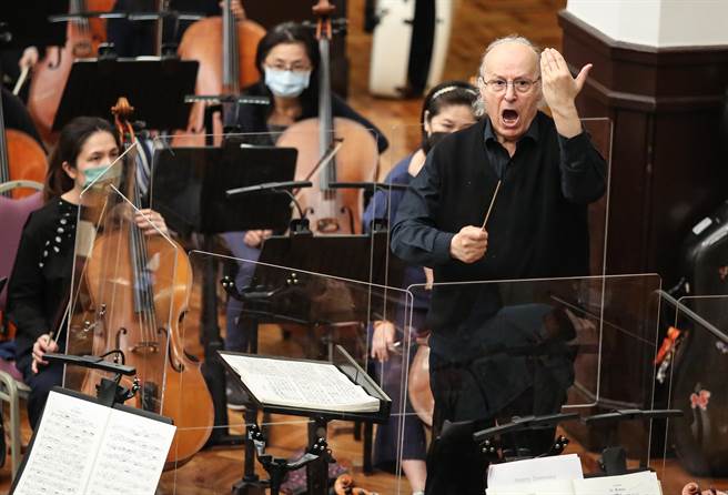 指挥家殷巴尔第4度隔离出关，高龄86岁的他，精神奕奕，一大早就在台北中山堂排练马勒第9号交响曲。（陈俊吉摄）