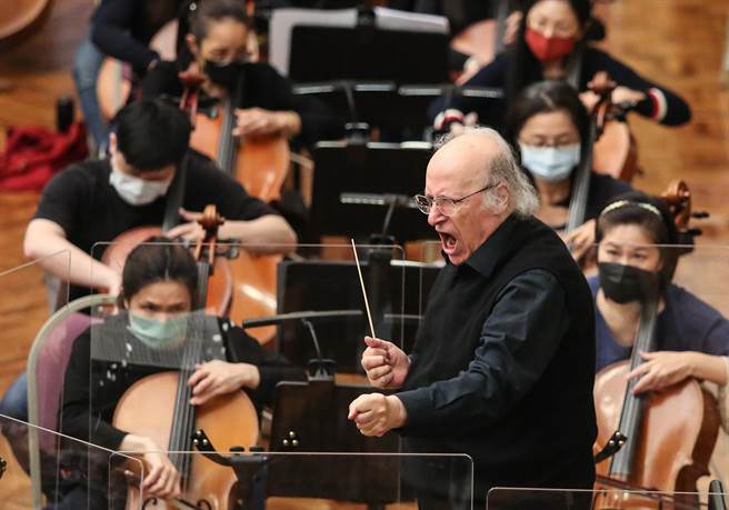 指挥家殷巴尔第4度隔离出关，高龄86岁的他，精神奕奕，一大早就在台北中山堂排练马勒第9号交响曲。（陈俊吉摄）