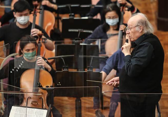 指挥家殷巴尔第4度隔离出关，高龄86岁的他，精神奕奕，一大早就在台北中山堂排练马勒第9号交响曲。（陈俊吉摄）