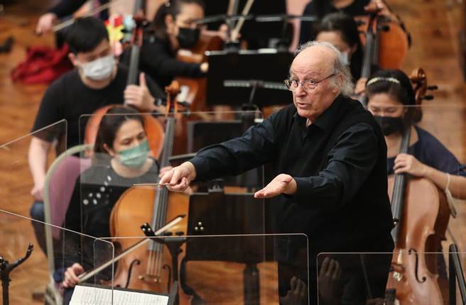 今日台北市立交响乐团宣布，首席指挥殷巴尔将再续任，将从8月起再续任，为期三年，任期到2025年7月。（陈俊吉摄）