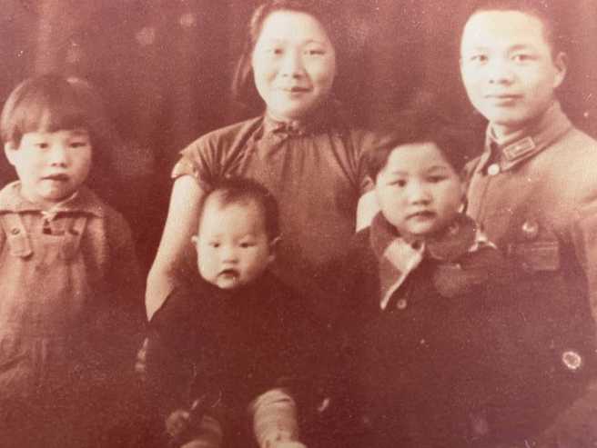 作者母亲幼年时期的全家福照片，鲜明刻画出抗日烽火岁月的轨迹。（图／刘良升提供）