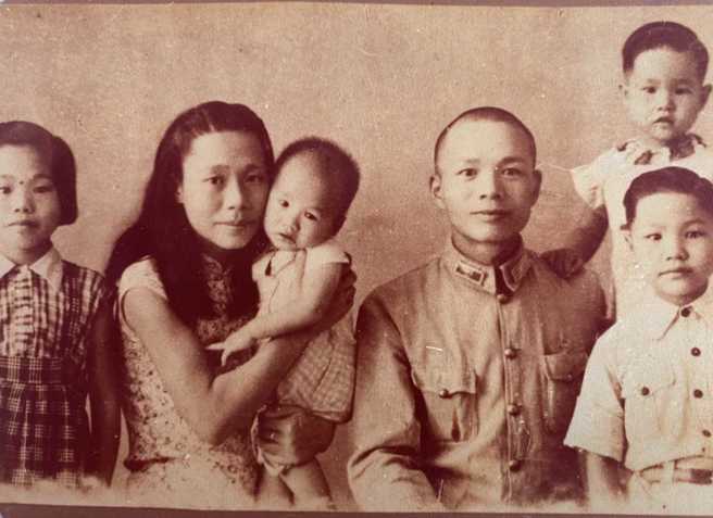 作者母亲幼年时期的全家福照片，鲜明刻画出抗日烽火岁月的轨迹。（图／刘良升提供）