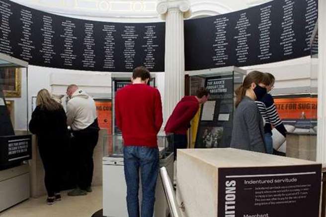 英国央行展出调查资料。图为民眾参观展览照片。（图／翻摄Bank of England）