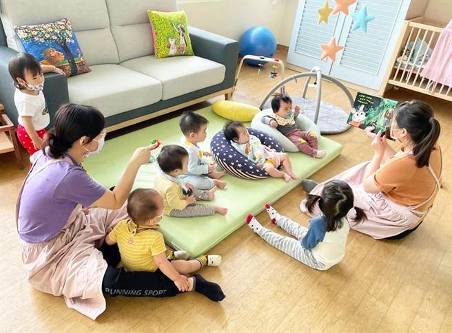 屏县府仿造毛利语言巢，打造婴幼儿客家语言公共托育家园，透过绘本导读营造良好学习环境。（屏科大提供／林和生屏东传真）