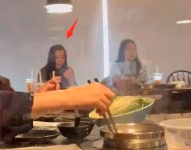 王祖贤被网友直击正与女性朋友在餐厅里等待美食。（图／取自微博）