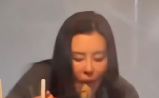 王祖贤的面部略显浮肿，脸上线条也有些僵硬。（图／取自微博）