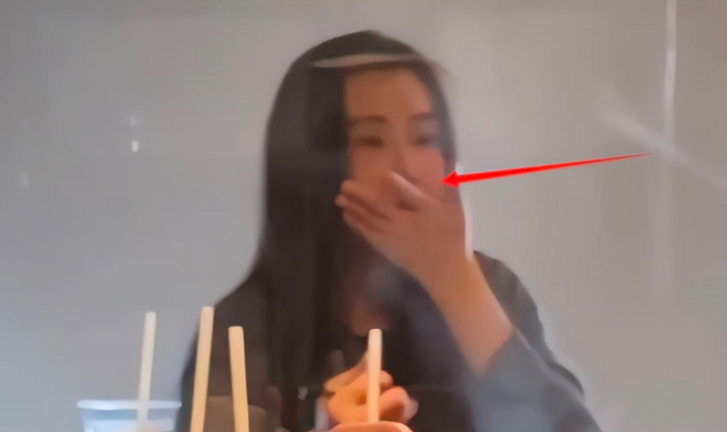 王祖贤没忘了拿手遮挡一下嚼食中的嘴巴。（图／取自微博）