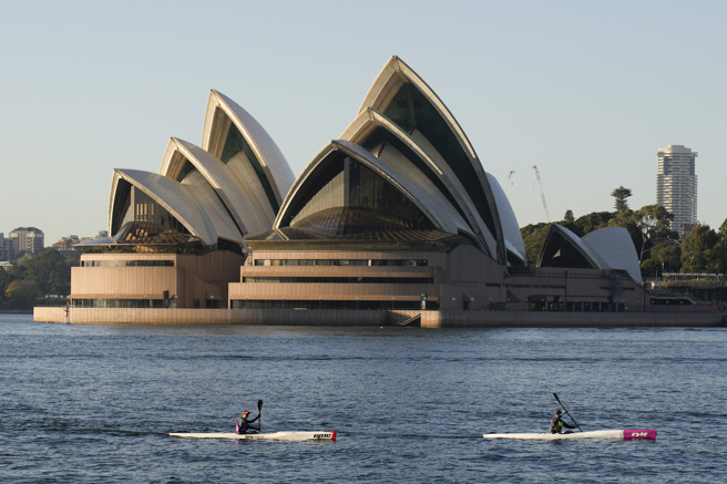 睽违两年多禁令解除，今天终于再次见到游轮停靠雪梨港湾（Sydney Harbour）码头。(资料照／美联社)