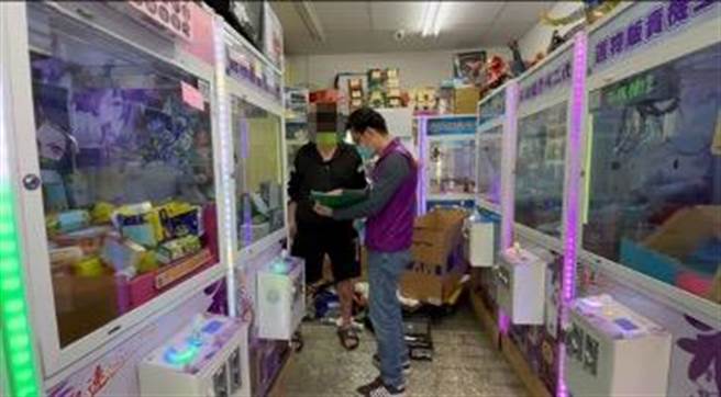 执行人员在店内劝谕义务人儘速缴纳罚款。（翻摄画面）