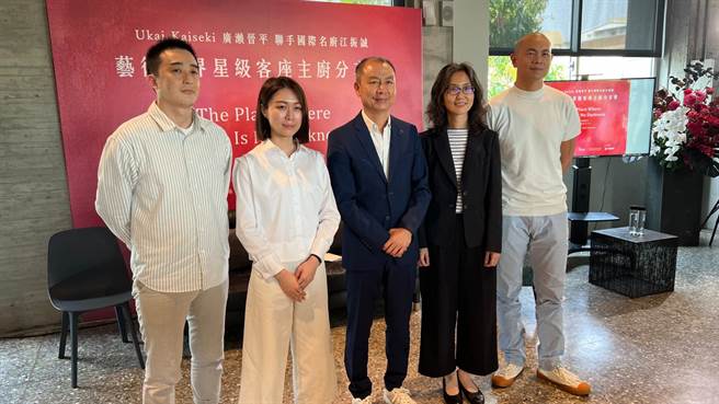 「红色美食圣经」《米其林指南》2022年将高雄纳入评鑑城市，高市观光局展现摘星雄心，18日举办星级客座主厨分享座谈会，力邀国际名厨江振诚（右）、Ukai-tei Kaohsiung料理长广濑晋平（左）分享心路歷程。（柯宗纬摄）