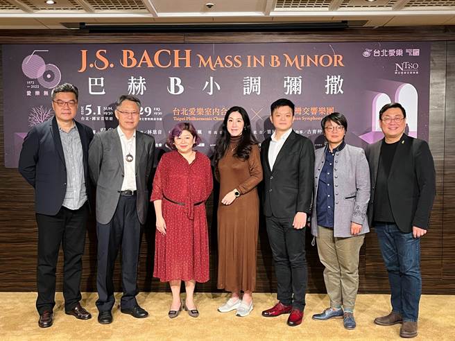 睽违14年，台北爱乐合唱团再度挑战音乐的喜马拉雅山，将演出巴哈的《b小调弥撒》，左起为台北爱乐执行长丁达明、国立台湾交响乐团团长刘玄咏、女高音林慈音、女低音翁若佩、男低音叶展毓，以及合唱指导谢斯韵和音乐总监古育仲。（台北爱乐文教基金会提供）