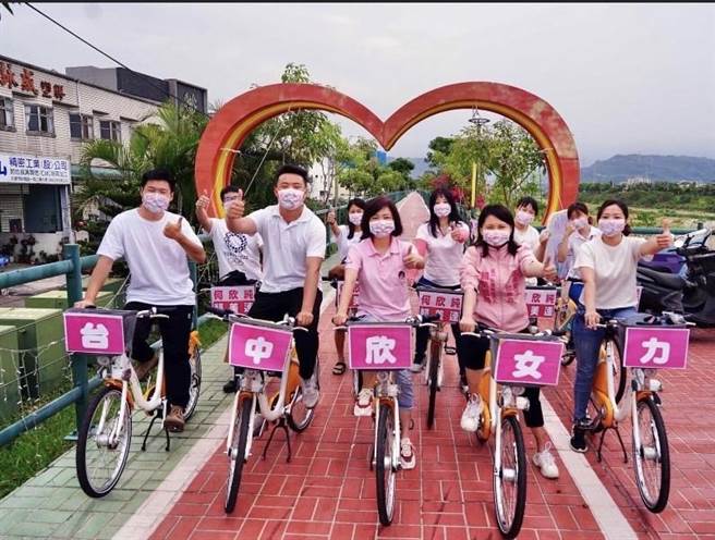 立委何欣純(中)19日將召開記者會，宣布爭取民進黨徵召提名，參選台中市長。(摘自何欣純臉書／林欣儀台中傳真)