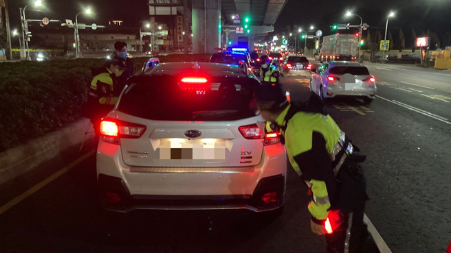 林口分局于本(4)月15、16及17日夜间连续3天规划取缔改装噪音车辆大执法，针对噪音车辆易行经之路段拦查通报。本次大执法拦查通报噪音车量计有汽（机）车共47部，积极展现执法决心，以维夜间安寧。(林口分局提供)