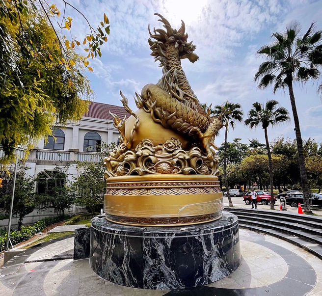 台中葳格集團總裁袁昶平，邀「台灣之光」簡廷在創作龍抬頭城市地景雕塑。(照片簡廷在提供)

