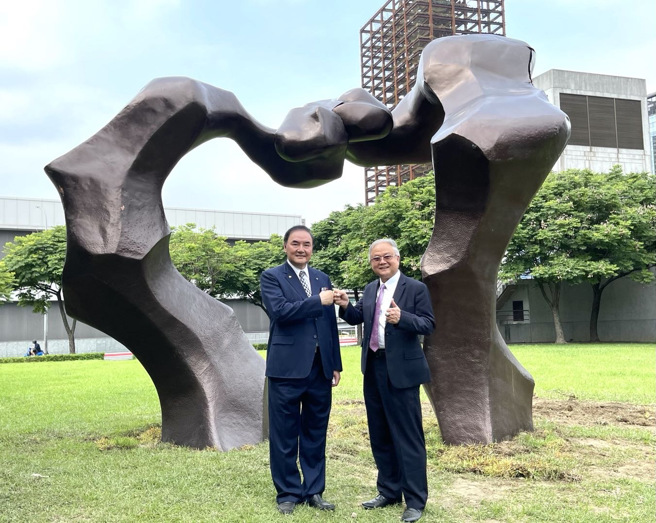 台北車站旁的行旅時空之門地景，右為簡廷在。(照片簡廷在提供)